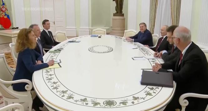 Delegacja USA spotkała się w Moskwie z Putinem.