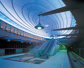 6. Metro pl. Wilsona (Warszawa). Proj. Andrzej Chołdzyński, 2005 r. Uznawana za jedną z najpiękniejszych stacji metra w Europie, głównie za sprawą imponującej eliptycznej kopuły. Dobre nawiązanie do tradycji modernistycznych stołecznych stacji kolejowych.