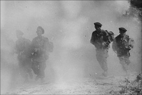 Na zdjęciu szkolenie oddziału komandosów. Laos, 1953.