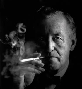 Sportowy tryb życia dziwnie godził z paleniem 70 papierosów i wypijaniem butelki dżinu każdego dnia.