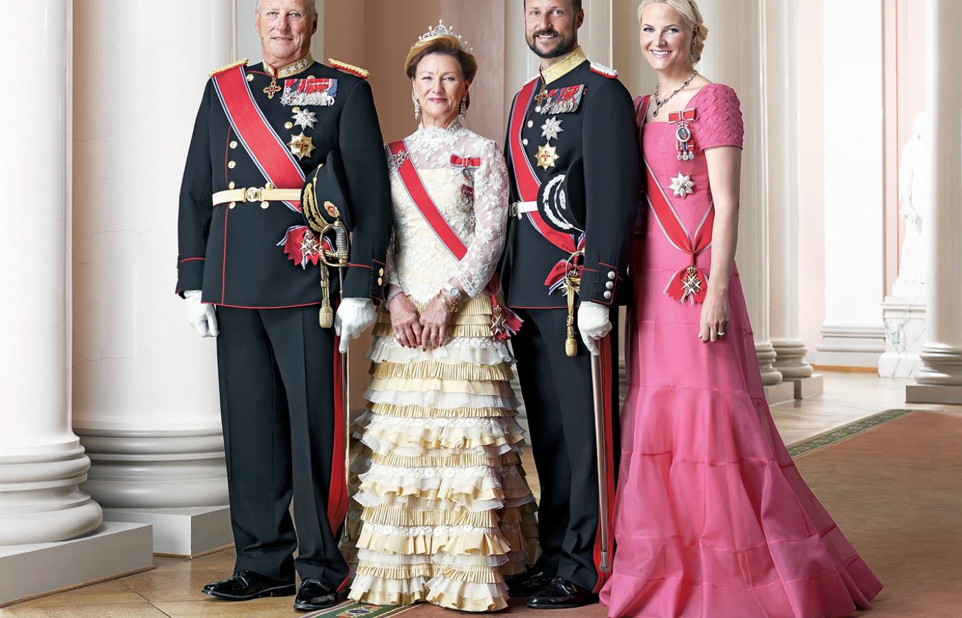Król Harald V i królowa Sonja oraz para następców: książę Haakon i księżna Mette-Marit.