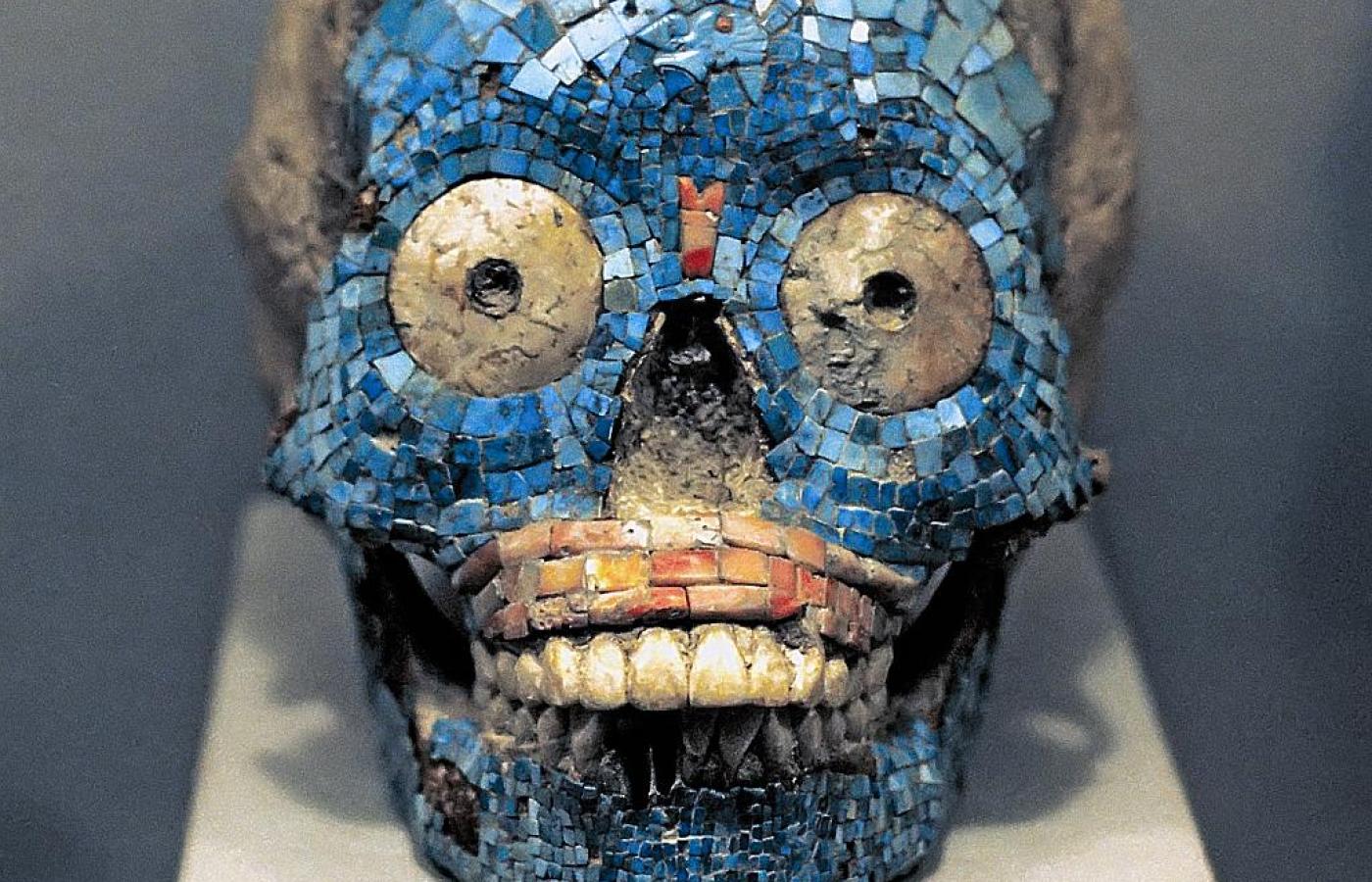 Czaszka aztecka pokryta turkusową mozaiką