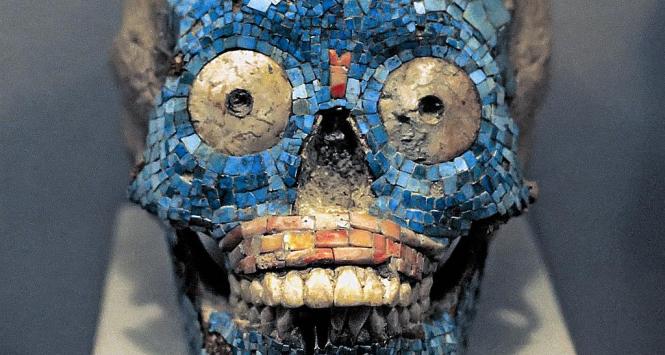 Czaszka aztecka pokryta turkusową mozaiką