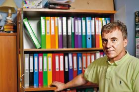 Dariusz Czerniawski, radny z archiwistyczną pasją, zgromadził kilkadziesiąt teczek dokumentów obrazujących niemiecką historię Bornego.