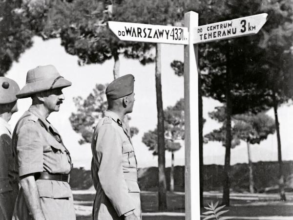 Generał Władysław Anders z oficerami w parku w Teheranie, kwiecień 1942 r.