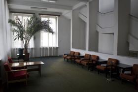 Wystrój budynku nie zmieniał się przez lata. Dominował sznyt PRL, czyli popielniczki, palmy i szarobura wykładzina na skrzypiącym parkiecie.