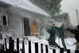 Na parę sekund przed klapsem pada komenda: – Podaj śnieg! Gdy równomiernie pada, rusza kamera.