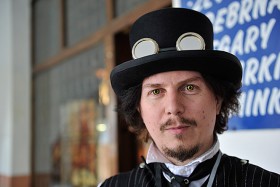 Na festiwal od lat zjeżdżają się ludzie z całego świata. Pan na zdjęciu obok jest Norwegiem.