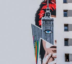 Żoliborski mural upamiętniający spacer Bowiego po Warszawie