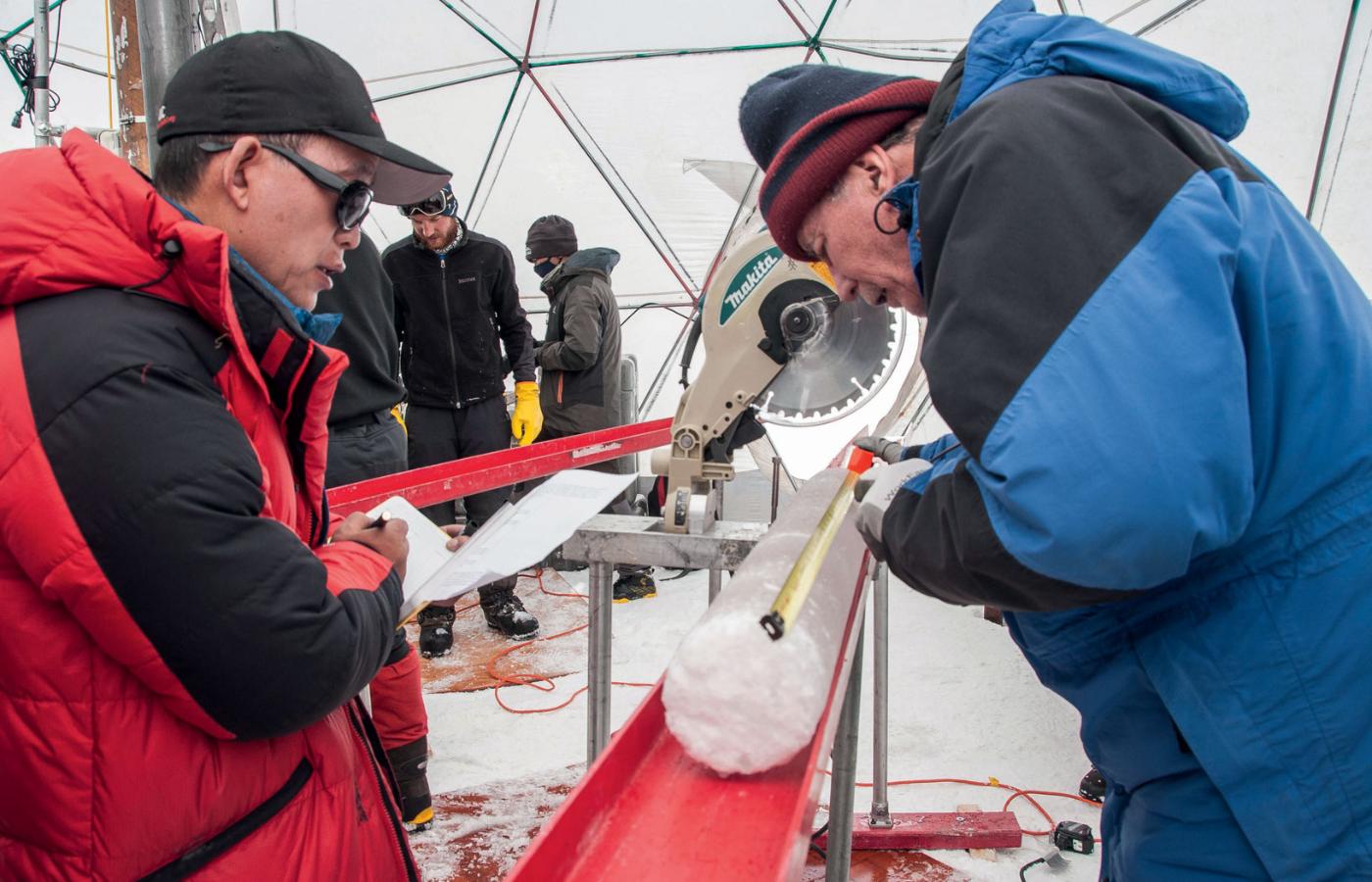 Naukowcy wydobywający rdzeń lodowy z pokrywy lodowej Guliya na Wyżynie Tybetańskiej.