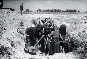 Obóz pracy w Łambinowicach, gdzie przetrzymywano Niemców i Ślązaków zakwalifikowanych do wysiedlenia z Polski, 1945/46 r.