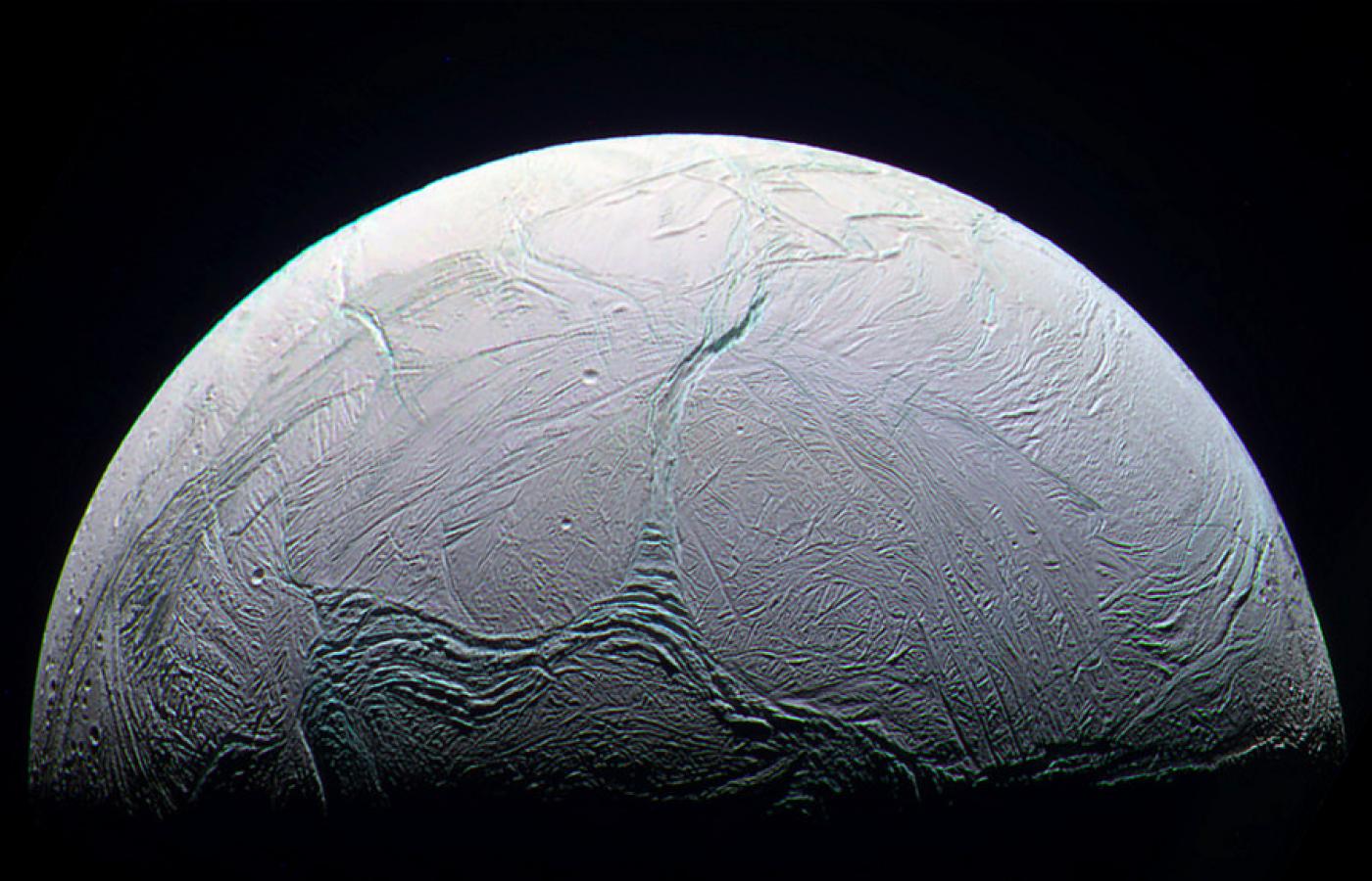 Elektryzujące odkrycie sondy Cassini na Enceladusie. Czy odnajdziemy tam życie?