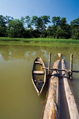 Według pierwszej wersji policji, kilku Indian z Aririka zauważyło kajakarzy obozujących nad rzeką, jeden – pijany – zaczął strzelać.