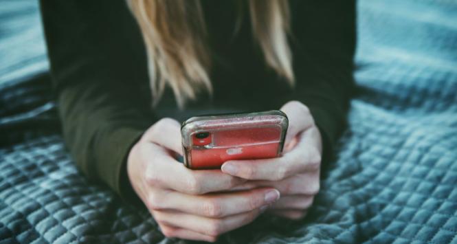 Ponad połowa ankietowanych nastolatków przyznała, że stworzyła lub otrzymała przynajmniej jeden obraz wykreowany przy użyciu programu do nudyfikacji.