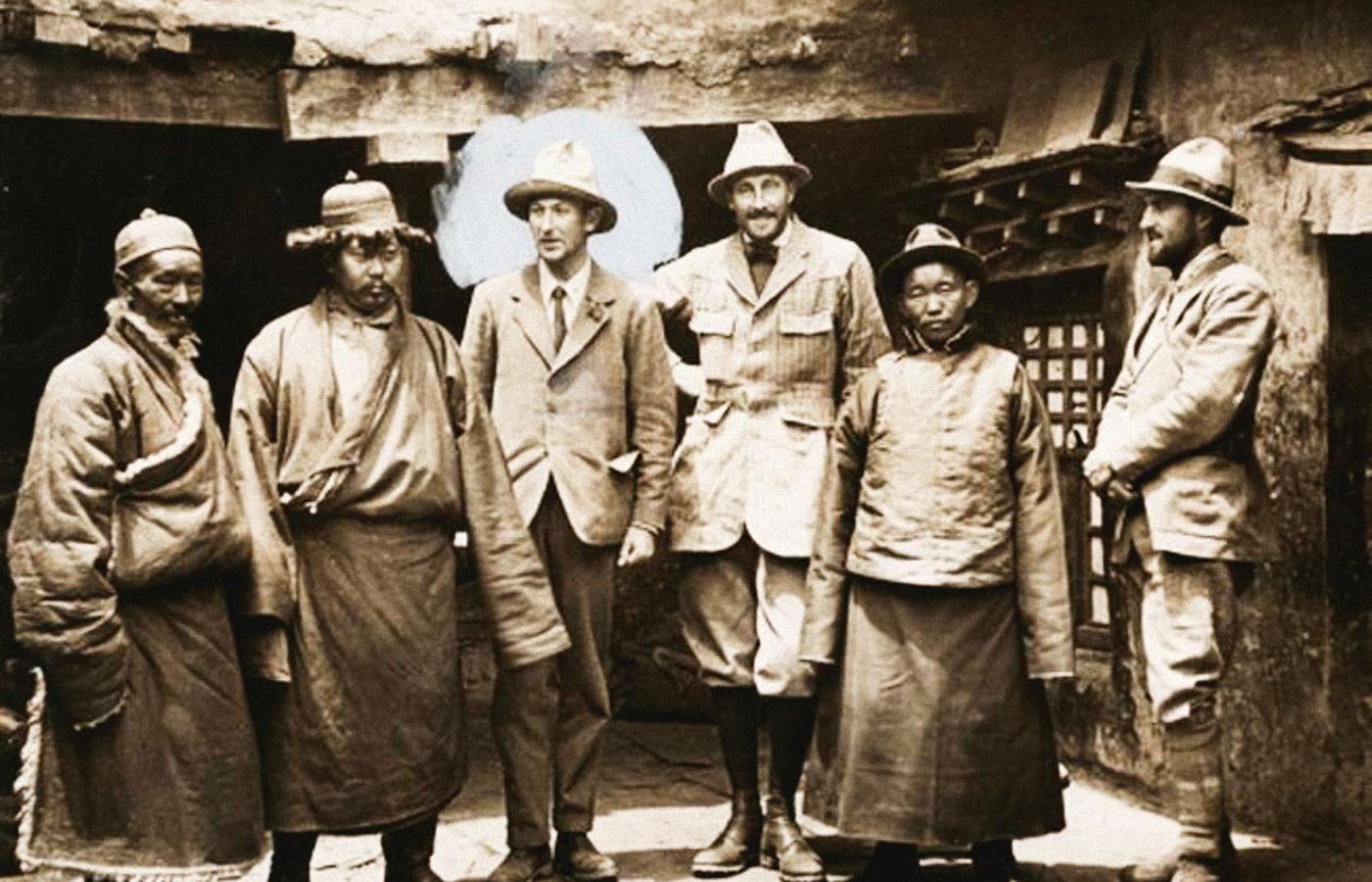 George Mallory z członkami wyprawy na Everest (zaznaczony kółkiem), 1924 r.