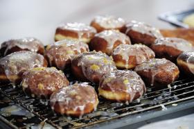 Pączki (7,4 proc. Państwa wskazań) - w całej Europie znane są jako przemysłowo wytwarzane donuts. Czy pokażemy kibicom, jak smakują naprawdę?