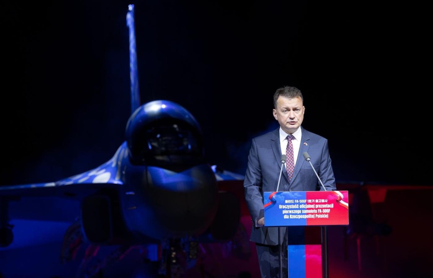 Szef MON Mariusz Błaszczak na prezentacji przeznaczonego dla polskich wojsk powietrznych koreańskiego samolotu FA-50