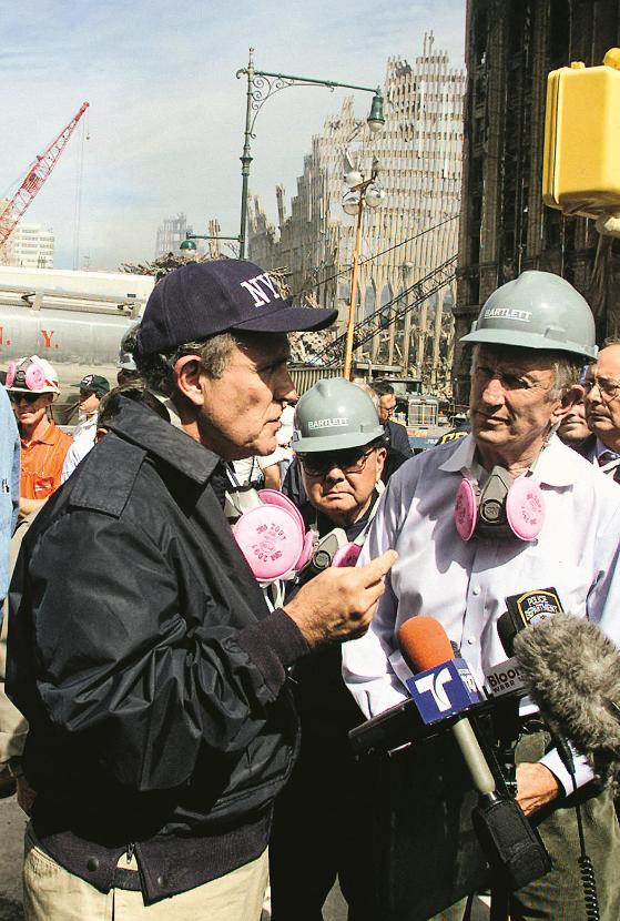 Dni chwały. Jako burmistrz Nowego Jorku na ruinach WTC, 18 września 2001 roku. Z prawej ówczesny demokratyczny senator Jim Jeffords (1934–2014).