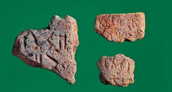 Fragmenty glinianych tabliczek ze znakami pisma znalezione w Podebłociu