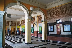 Skierniewice. Neogotycki dworzec z 1875 r., z sgraffito z 1954 r. z socrealistycznymi motywami na ścianach.