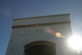 Obserwatorium należy do publicznego University of California. Obserwacje na Górze Hamiltona prowadzą jednak również inne instytucje, np. te działające w ramach programu SETI.