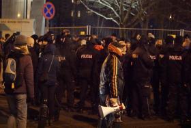 Jeden z mniejszych kordonów otaczających demonstrujących przed Sejmem