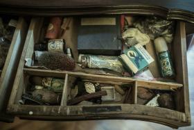 Zofia Dzięcioł: – Wie Pani, stary też był bałaganiarz, ale on nawet kiedy rozrzucał wszędzie te rzeczy, to jakoś zawsze pamiętał, gdzie co położył. A tu, widzi pani, tak mam zagracone. Muszę trochę posprzątać, powyrzucać. Po co trzymać wszystko?