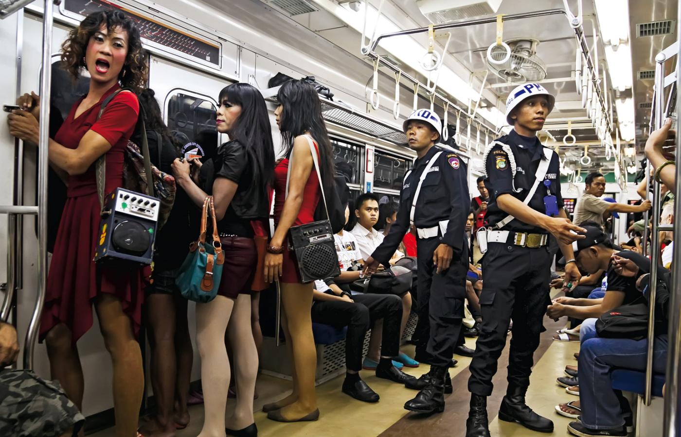Metro w Dżakarcie, przedstawiciele(ki) trzeciej płci w drodze do pracy - na uliczne występy.