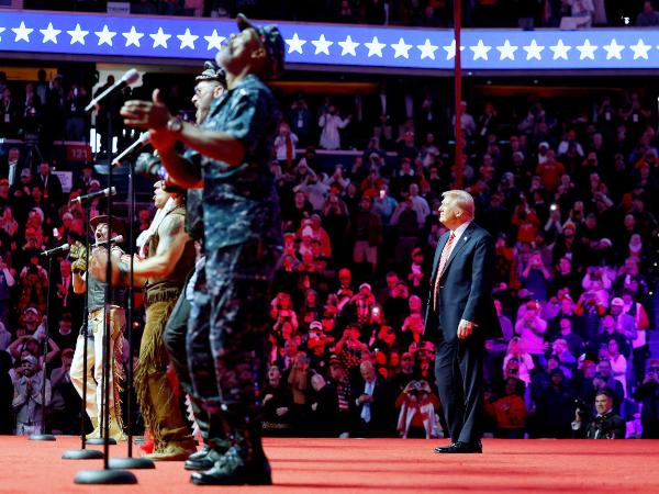 Donald Trump na scenie z Village People