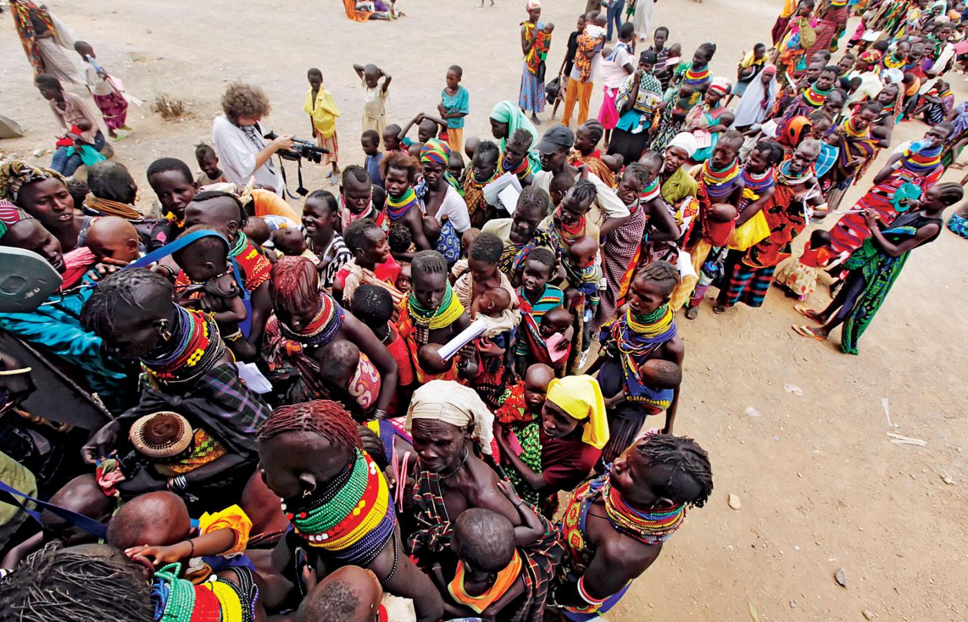 Kakuma w Kenii; kobiety i dzieci czekają na pomoc w ośrodku terapeutycznym pod auspicjami UNICEF.