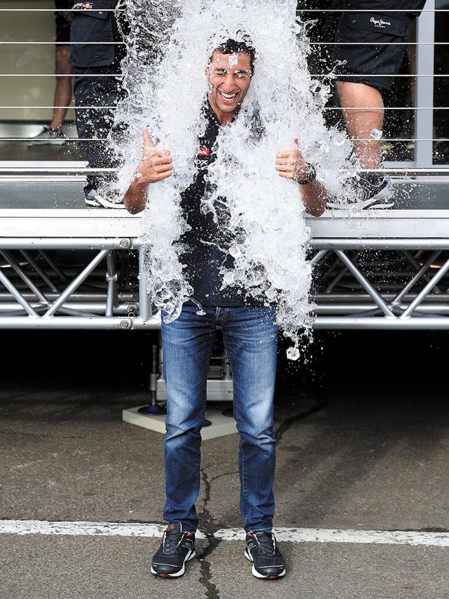 Akcja ALS ICE Bucket Challenge (wylewanie sobie na głowę lodowatej wody i umieszczanie nagrania w Internecie), wyzwanie podjęte przez miliony osób, w tym przez dawnego kierowcę Formuły 1, Daniela Ricciardo, pomogła zwiększyć świadomość społeczną na temat choroby i zebrać pieniądze na badania.