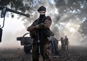 Żołnierz francuskiej Legii Cudzoziemskiej podczas interwencji w Mali przeciw islamskim bojownikom, którzy zajęli północ tego kraju, styczeń 2013 r.