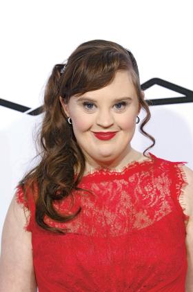 Jamie Brewer z zespołem Downa, została zaproszona do pokazu przez projektantkę słynącą z niekonwencjonalnej prezentacji swoich prac.