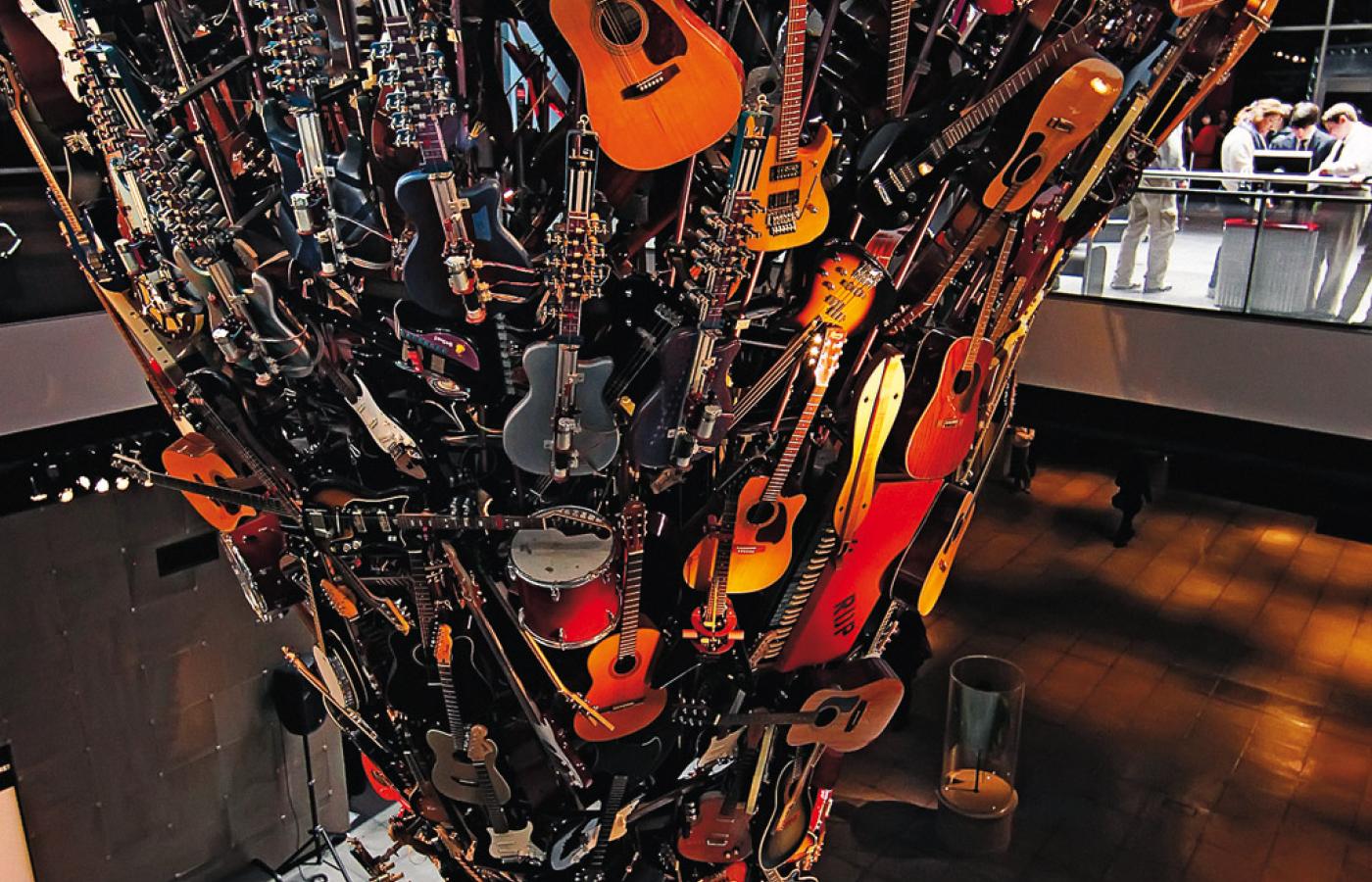 W gromadzącym muzyczne pamiątki Experience Music Project w Seattle stoi 4-piętrowa instalacja zbudowana z ponad 700 gitar.