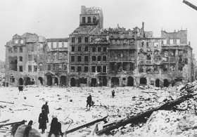 Dopiero po 6 miesiącach niszczenia miasta przez Hitlera Stalin przestaje czekać. 17 stycznia 1945 r. żołnierze Wojska Polskiego na rynku Starego Miasta.W 1944 r. paryżanie czekali jednie 8 dni na pomoc dla swojego powstania i wyzwolenie.