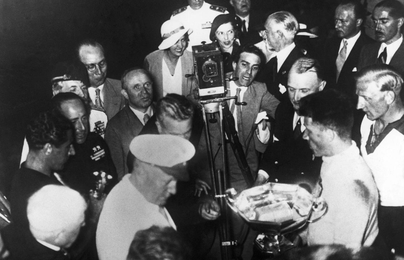 Benito Mussolini podczas wręczania Pucharu MŚ zwycięskiej drużynie Włoch, 1934 r.