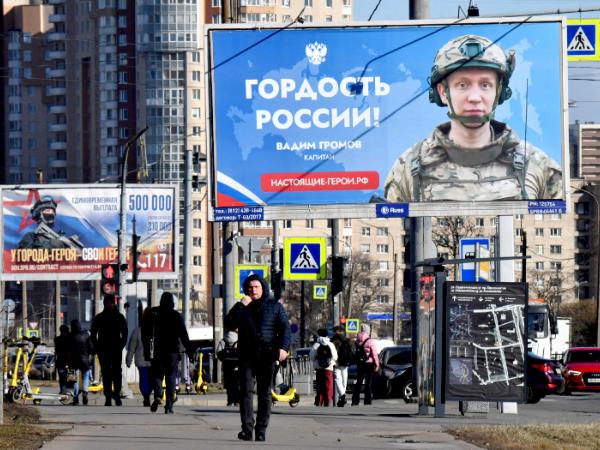 Plakat zachęcający do służby kontraktowej w rosyjskim wojsku, Sankt Petersburg, marzec 2025 r. 