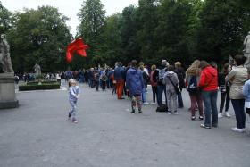 Subskrybujący cierpliwie znoszą formowane spontanicznie kolejki.