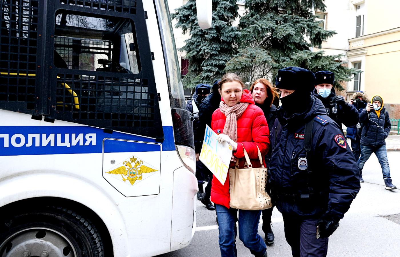 Rosyjska policja zatrzymuje kobiety protestujące przed ambasadą Ukrainy w Moskwie, 24 lutego 2022 r.