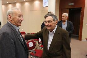 Profesor Andrzej Paczkowski w rozmowie z Marianem Turskim. W tle profesor Wiesław Władyka.