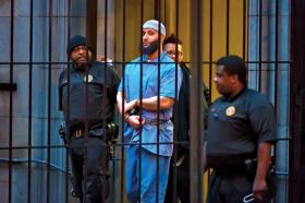 „Serial” podcast, który pozwolił wznowić sprawę skazanego za zabójstwo Adnana Syeda.