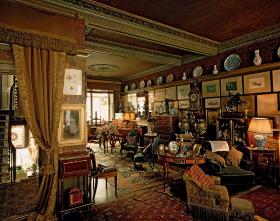 Wnętrze mieszkania (salon w Linley Sambourne House) z epoki wiktoriańskiej w Londynie, ok. 1890 r.