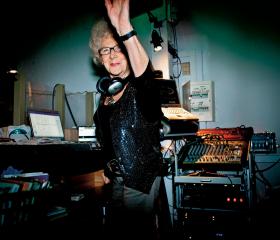 DJ Wika przy konsolecie.