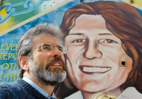 Gerry Adams. Dawny członek IRA,  dziś jest przywódcą partii Sinn Fein  – jej politycznego ramienia.