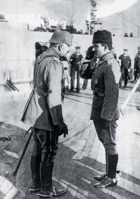 Spotkanie sojuszników w Wielkiej Wojnie, cesarza Wilhelma II Hohenzollerna z tureckim ministrem wojny Enverem Paszą, Stambuł, 1917 r.