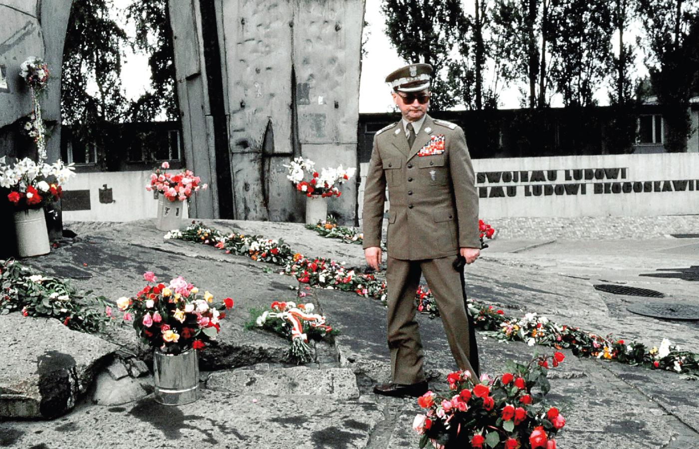 Generał Jaruzelski przed Pomnikiem Stoczniowców w Gdańsku (1983 r.)