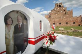 Betonowa makieta prezydenckiego Tu-154M w skali 1:2,5 stoi na terenie sanktuarium Bolesnej Królowej Polski w Kałkowie-Godowie. Zawiera w sobie cząstkę tupolewa, który rozbił się pod Smoleńskiem i urnę z ziemią z miejsca katastrofy.