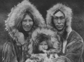 Rodzina Inuitów, około 1930 r. Inuici należą do grupy Pierwszych Narodów Kanady.