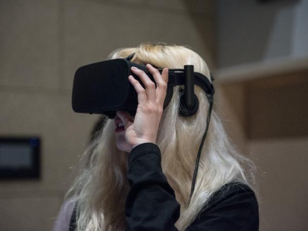 Studentka w Goglach Oculusa