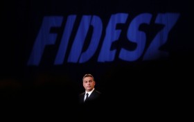 Viktor Orbán, premier z lat 1998–2002, wystąpił jako trybun ludowy oraz zbawca narodu.